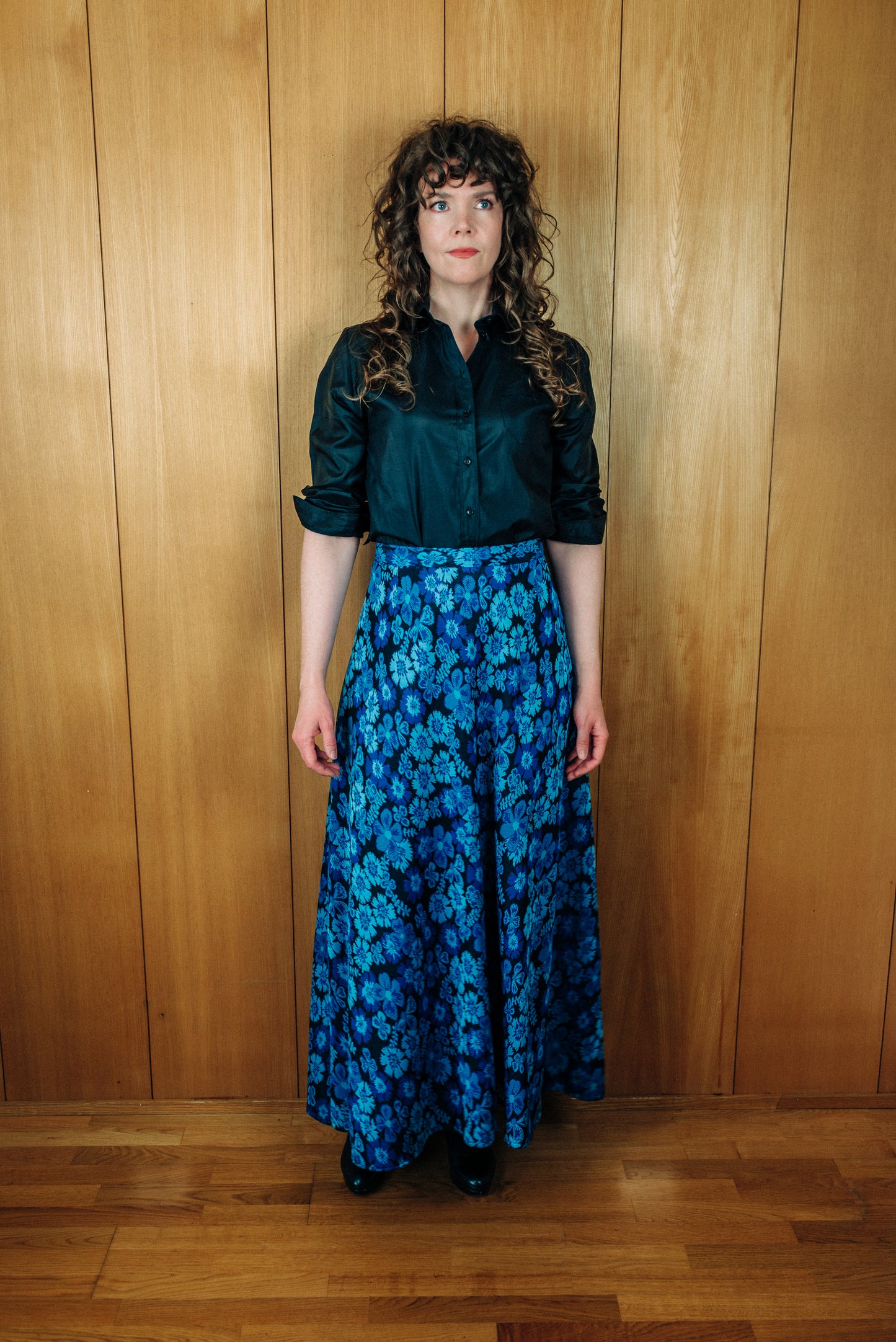 Svört vintage satín skyrta - medium