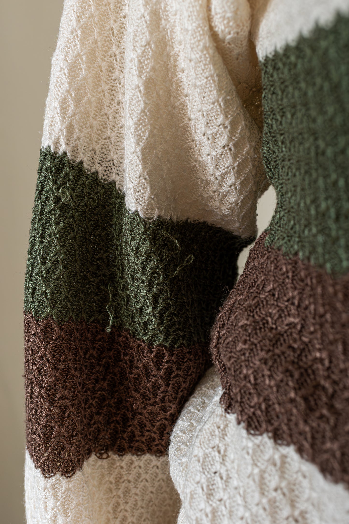 Ómerkt ljós, græn og brún vintage prjónapeysa - medium