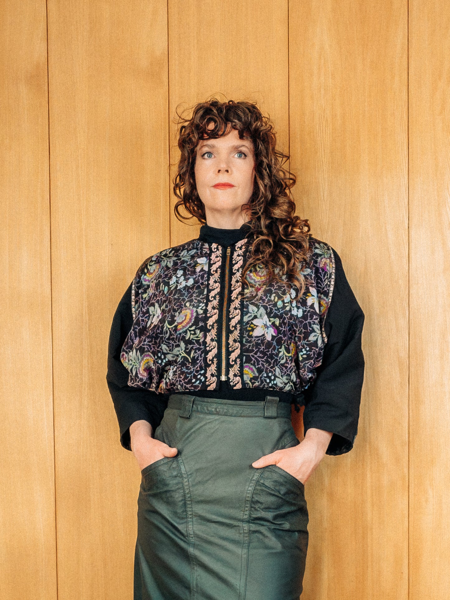 Svartur vintage Rosarito 80s cropped bomber jakki með blómamunstri - Meyland