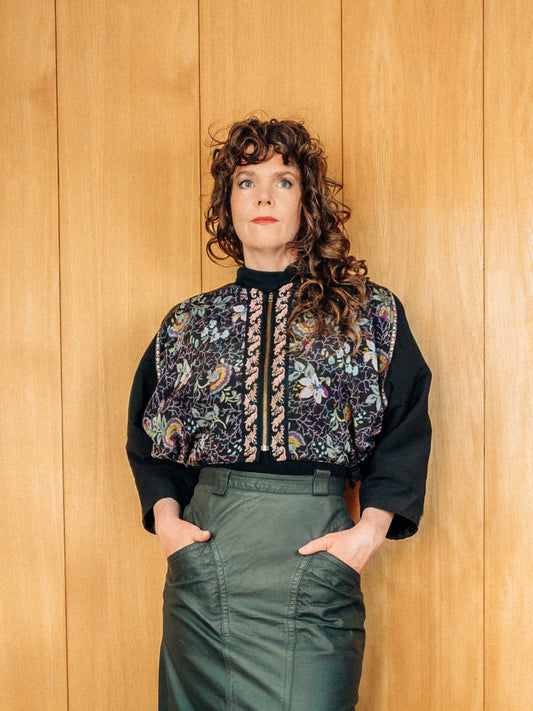 Svartur vintage Rosarito 80s cropped bomber jakki með blómamunstri - Meyland