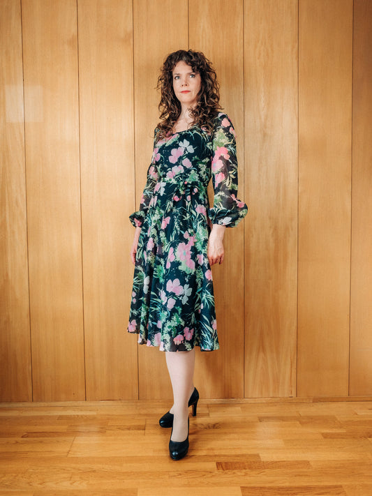 Svartur vintage chiffon 70s kjóll með bleiku og grænu blómamunstri - Meyland
