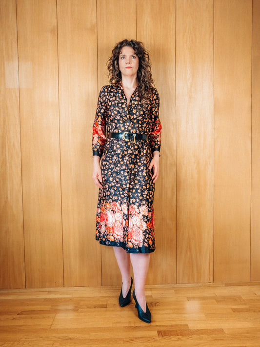 Svartur vintage 70s skyrtukjóll með bleiku og appelsínugulu blómamunstri.