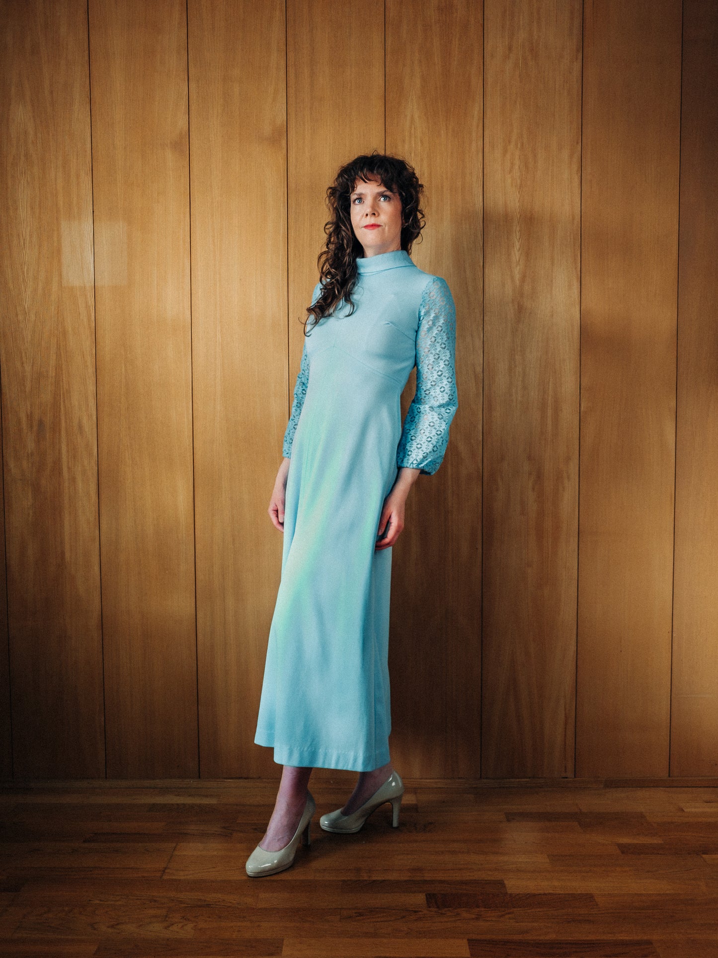 Ljósblár vintage 60s síðkjóll með síðum blúnduermum - Meyland