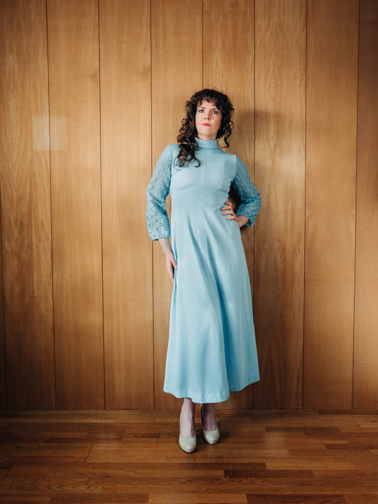 Ljósblár vintage 60s síðkjóll með síðum blúnduermum - Meyland