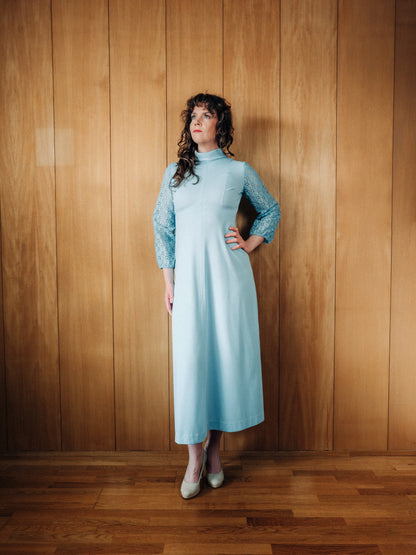 Ljósblár vintage 60s síðkjóll með síðum blúnduermum - Meyland