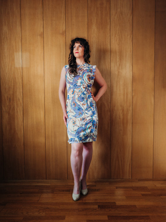 hvítur vintage 60s kjóll með fjólubláu, bláu og brúnu paisley munstri - Meyland