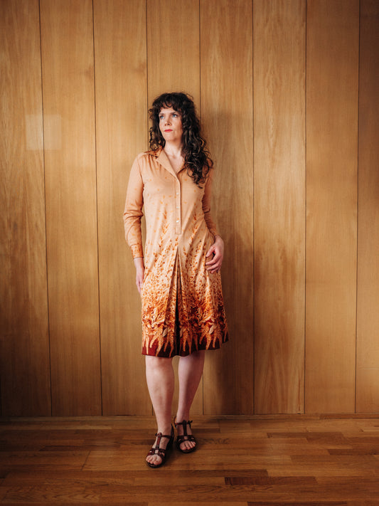 Brúnn vintage Nino Capriani 70s kjóll með brúntóna boarder print - Meyland