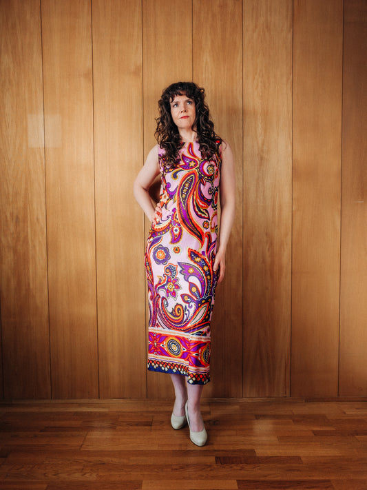 Bleikur vintage 60s síðkjóll með fjólubláu, rauðu og gulu paisley munstri - Meyland