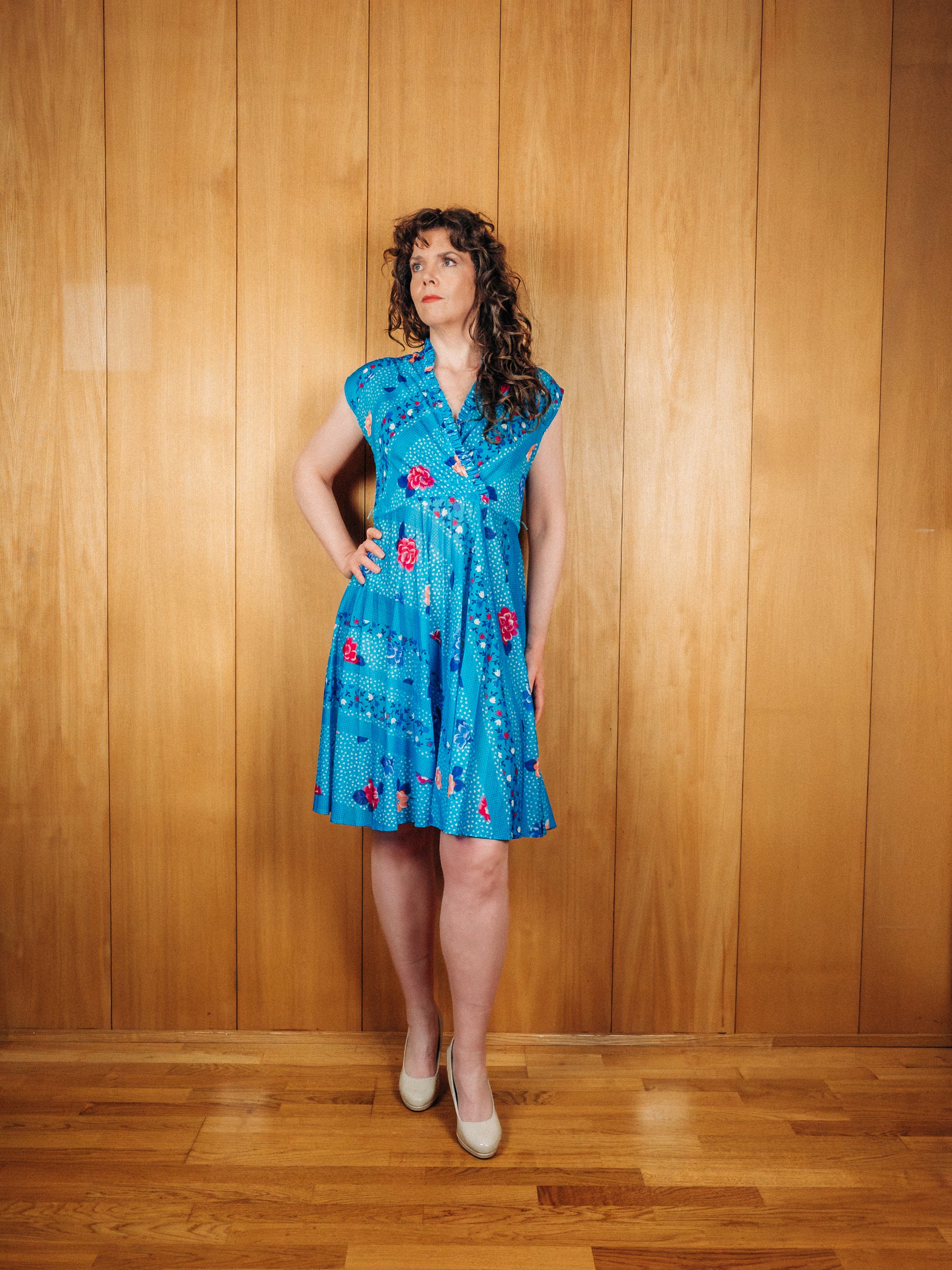 Blár vintage 70s chiffon kjóll með bleikum og bláum blómum - Meyland