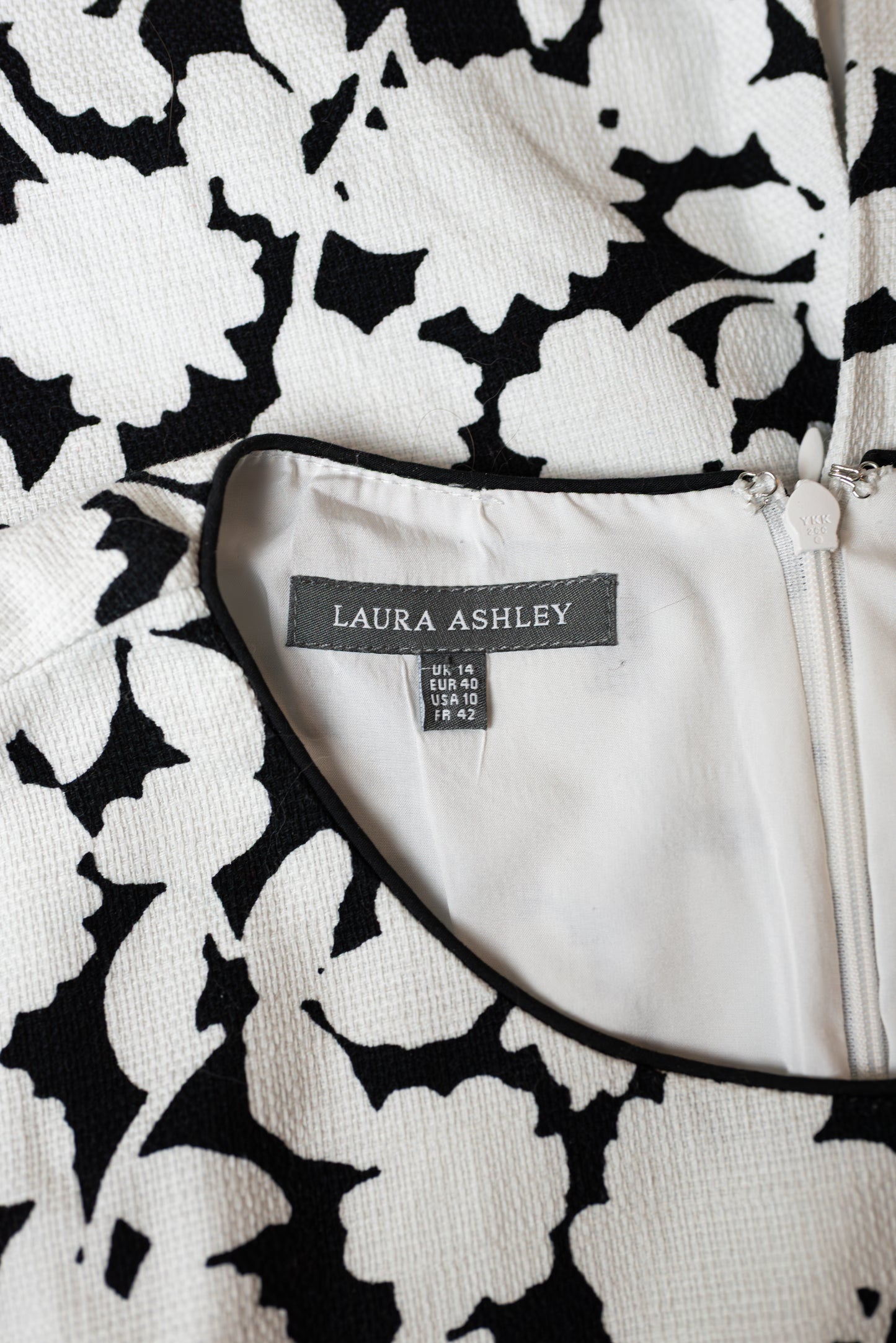 Laura Ashley svartur og hvítur kjóll - medium