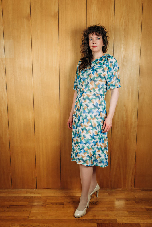Köflóttur vintage 80s sparikjóll úr chiffon. Hvítur, blár, grænn og brúnn