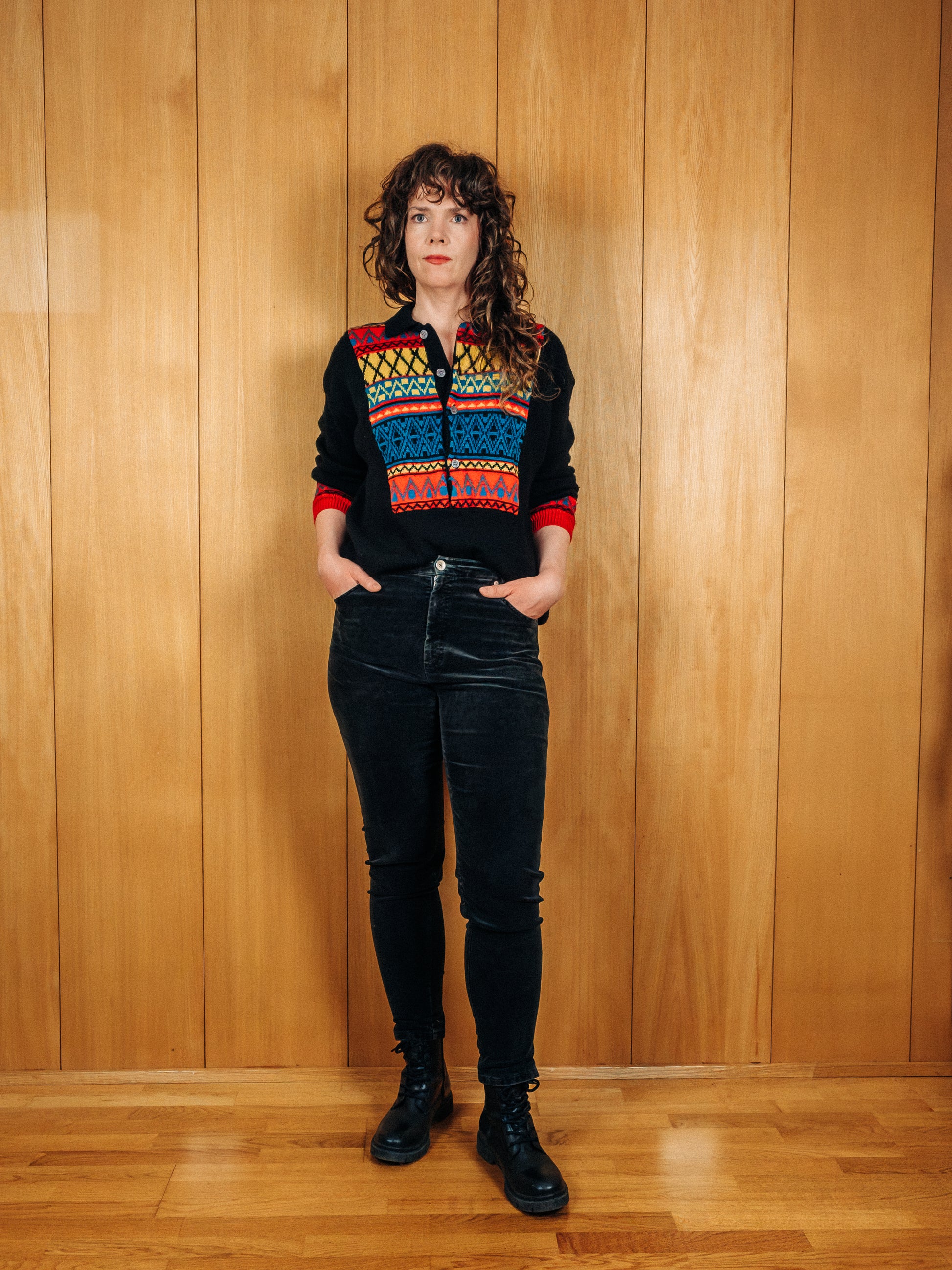 Svört vintage Esprit Sport ullarpeysa með gulu, rauðu og bláu munstri - Meyland