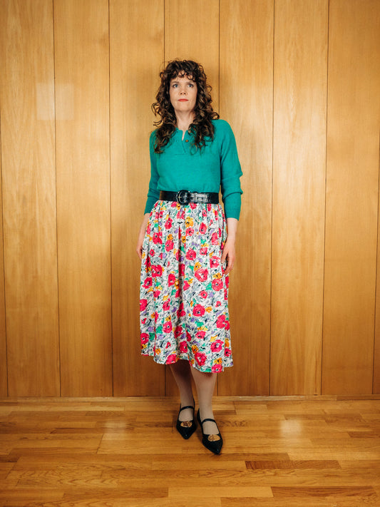 Vintage 80s midi pils. Hvítt með bleiku, fjólubláu og grænu blómamynstri - Meyland