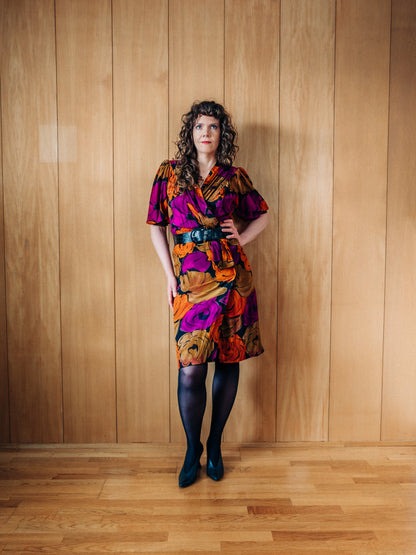 Vintage 80s  faux wrap silkikjóll með fjólubláum, appelsínugulum og brúnum blómum - Meyland