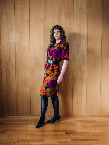 Vintage 80s  faux wrap kjóll úr silki með fjólubláum, appelsínugulum og brúnum blómum - Meyland