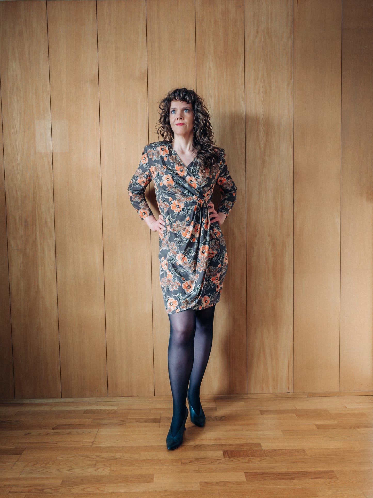 Grár vintage Marina Rinaldi silkikjóll með appelsínuglu blómamunstri - Meyland