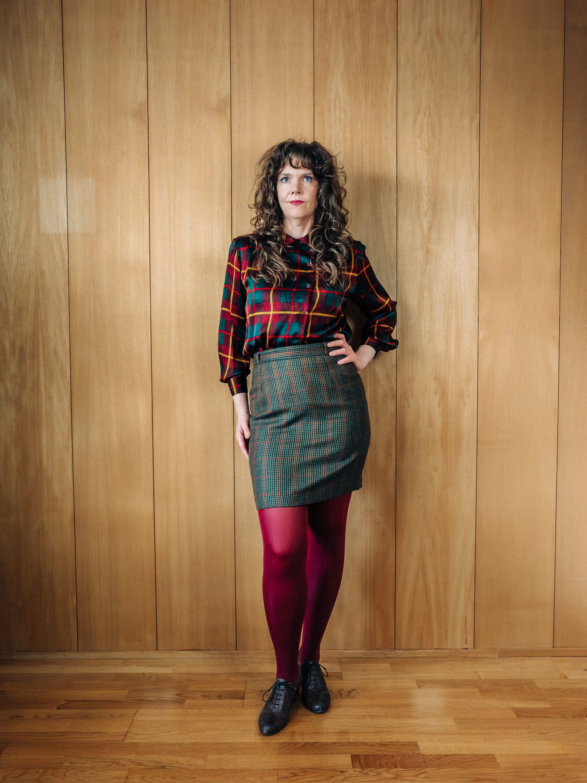 Vintage rauð og grænköflótt silkiskyrta og vintage mini ullarpils frá Hazan með houndstooth munstri - Meyland