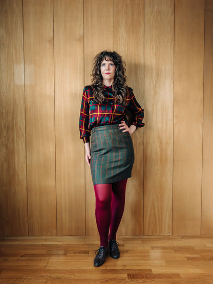 Vintage rauð og grænköflótt silkiskyrta og vintage mini ullarpils frá Hazan með houndstooth munstri - Meyland