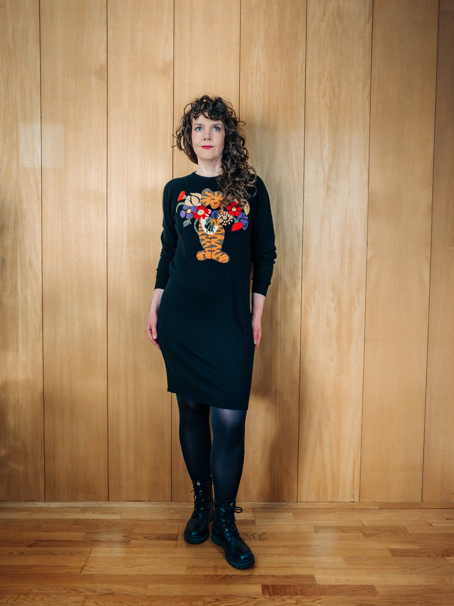 Svartur vintage prjónakjóll úr ull frá Malouf Maglia með mynd af tígrisdýri sem heldur á blómavendi - Meyland