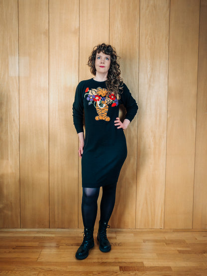 Svartur vintage prjónakjóll úr ull frá Malouf Maglia með mynd af tígrisdýri sem heldur á blómavendi - Meyland