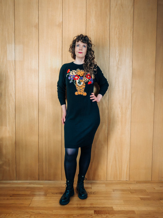 Svartur vintage prjónakjóll úr ull frá Malouf Maglia með mynd af tígrisdýri sem heldur á blómavendi - Meyland