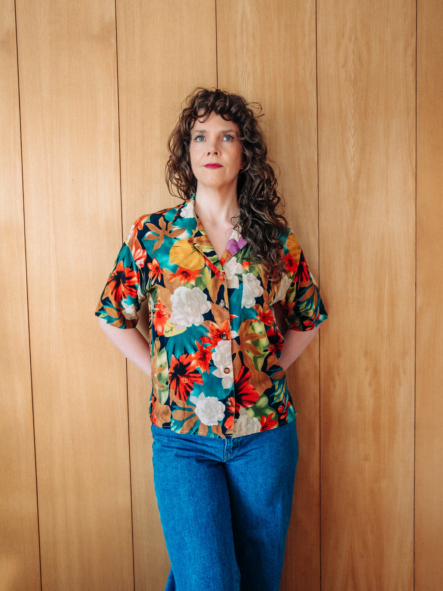 vintage Liz Claiborne stuttermaskyrta úr silki með litríku blómamunstri - Meyland