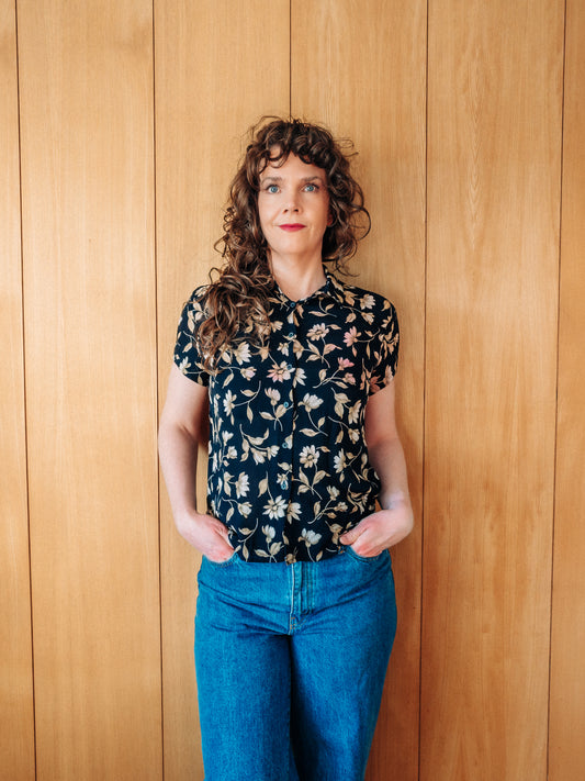 Vintage svört Jones New York silkiskyrta með kremlituðu blómamunstri