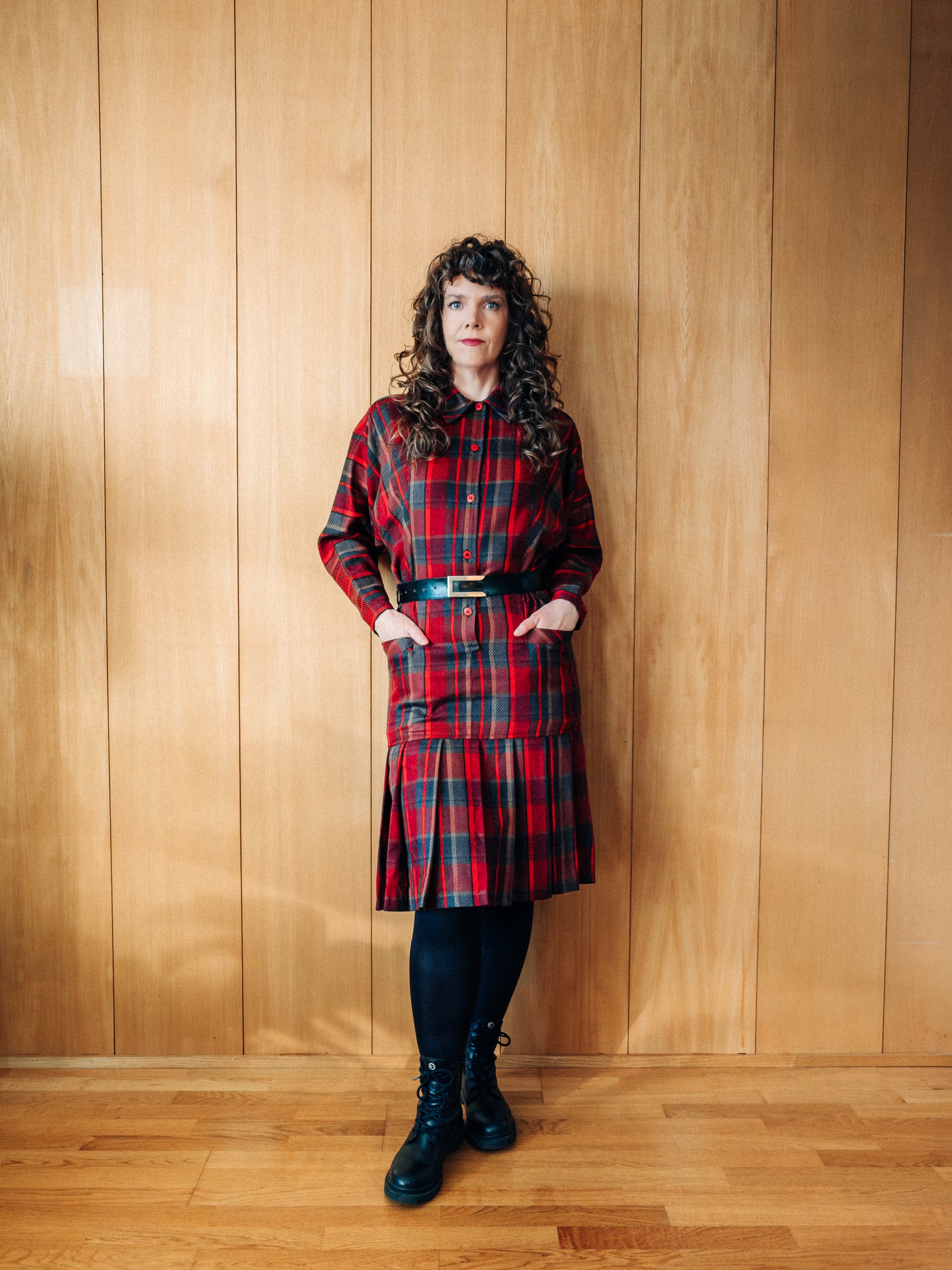 Rauður og gráköflóttur tartan vintage 80s drop-waist ullarkjóll með leðurbelti - Meyland